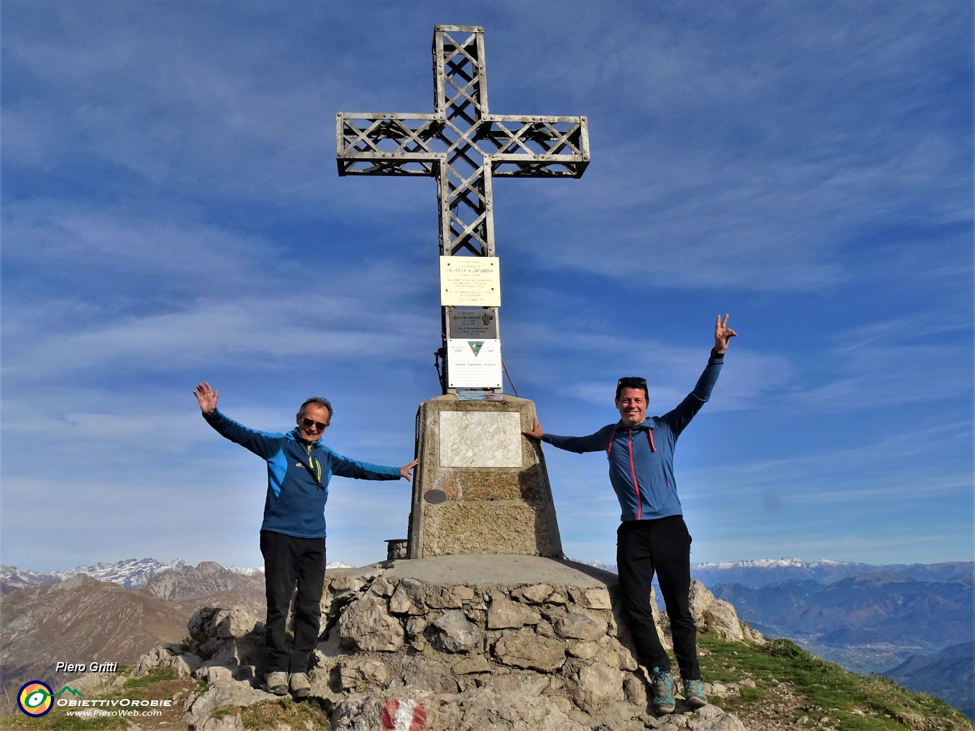 05 Alla croce di vetta del Monte Alben (2019 m).JPG